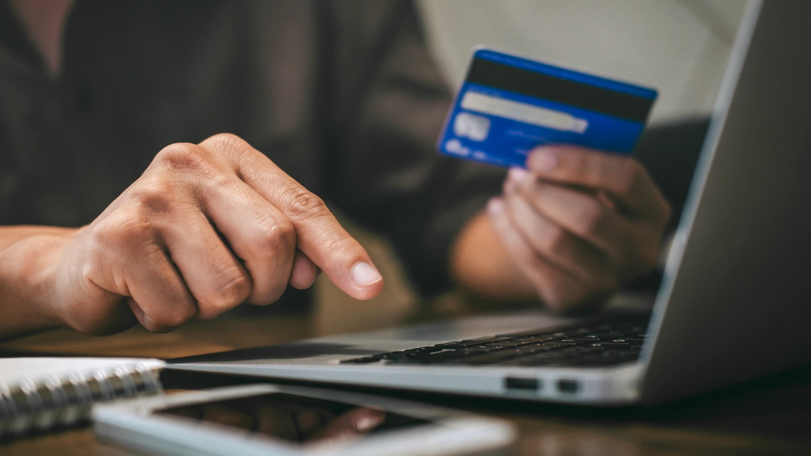 Registre financier IA enregistrant paiements, remboursements et frais.